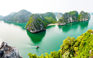 Quảng Ninh khoác lên mình sắc xanh ngọc bích đầy quyến rũ khi hè về